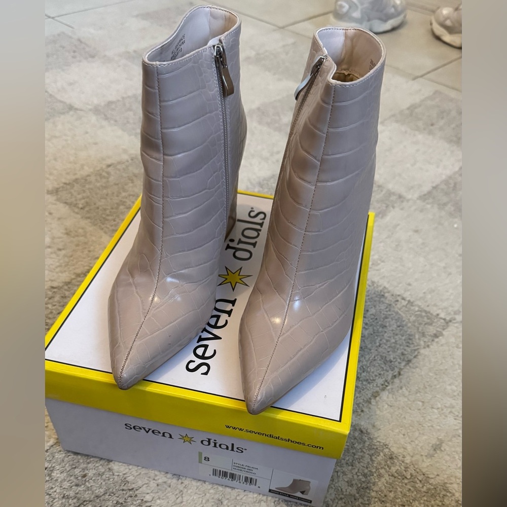 Seven dial boots
Style: Felicia